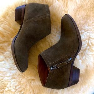Like new Lucky leather suede booties olive Chelsea